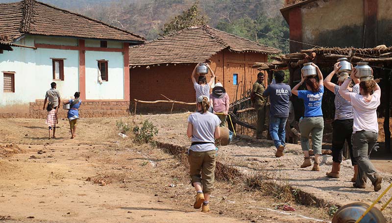 Women volunteers in India build homes in Mumbai
