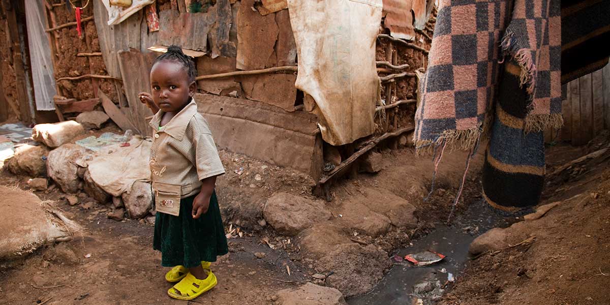 child living in a slum