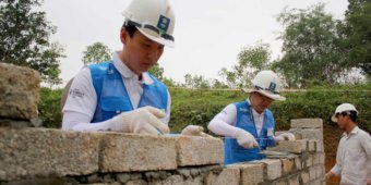 Vietnam typhoon men building wall