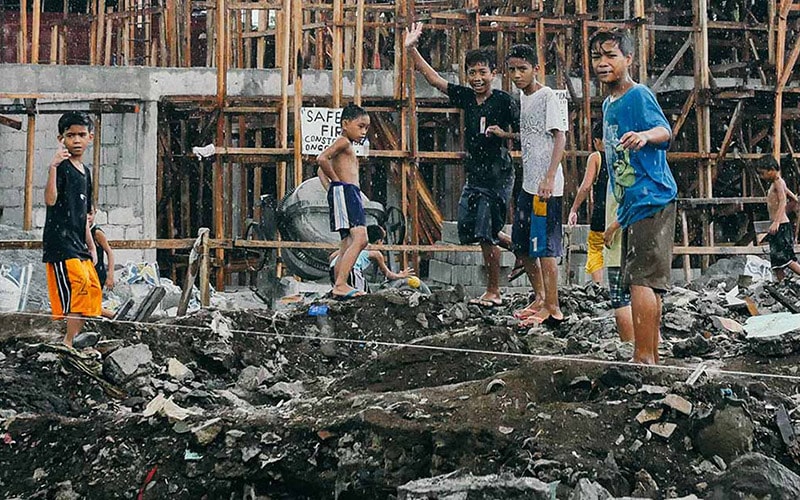 Children playing in Manila